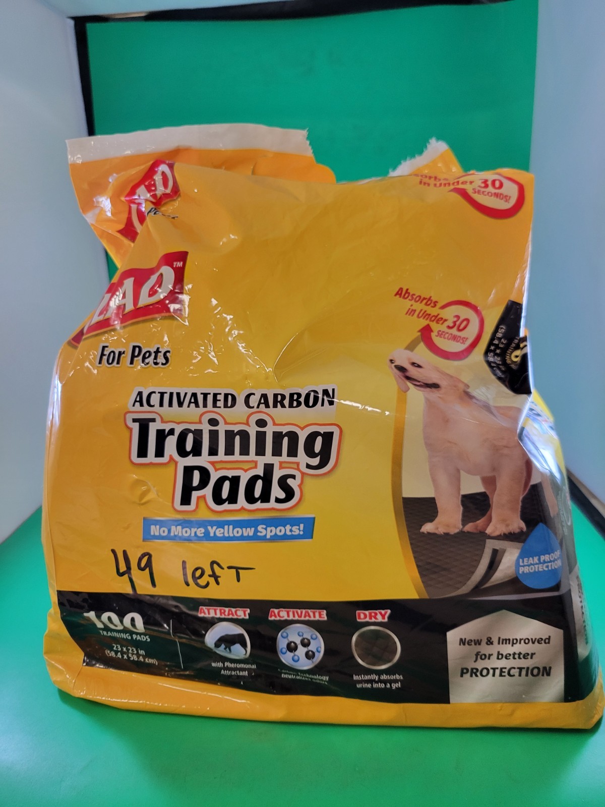 Glad 23″ x 23″ Activated Carbon Odor Control Dog Training Pads – Black (49 Pcs)