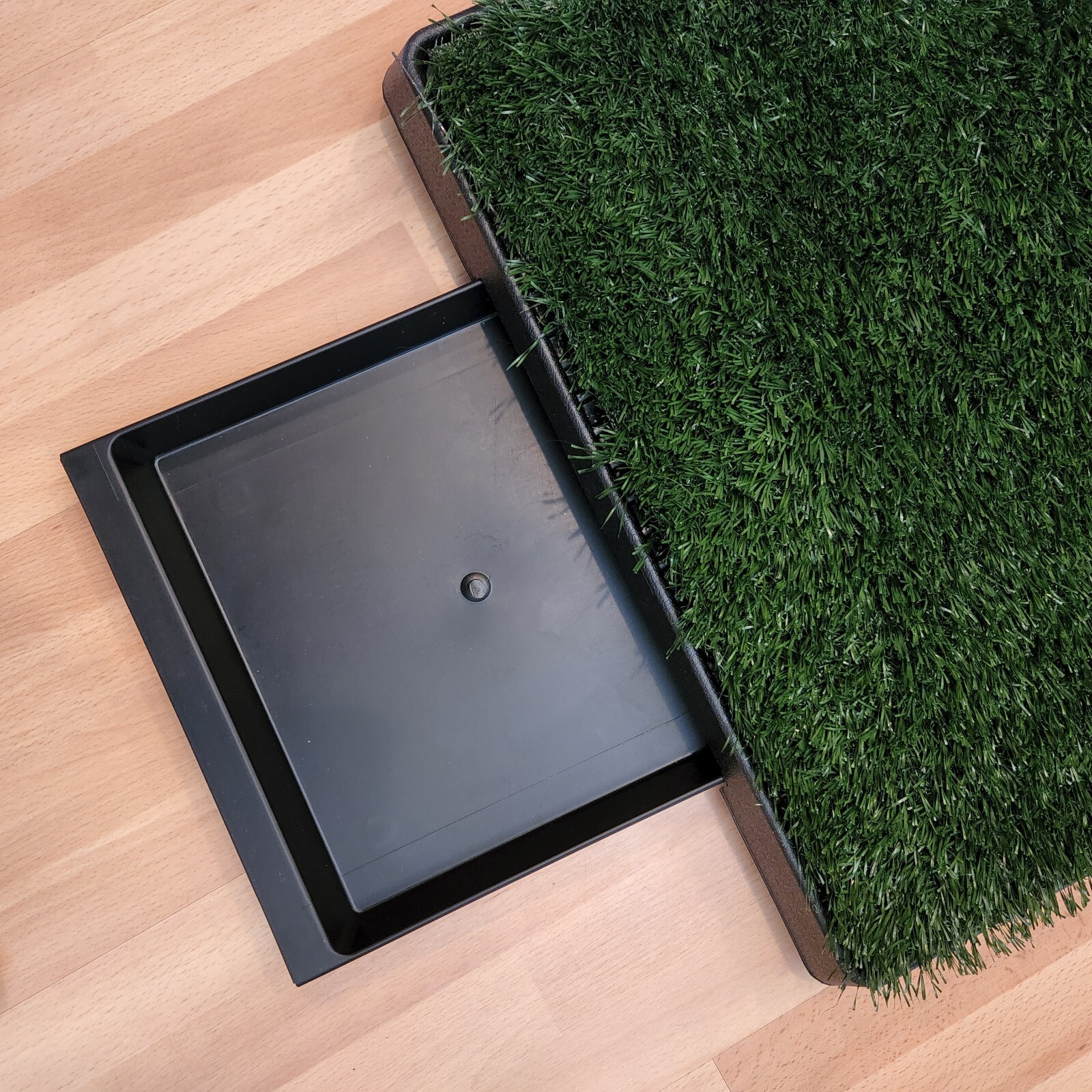 DOG INDOOR TURF GRASS W/ PLASTIC 20 X 25 INCH TRAY, REMOVEABLE DRAW TO EMPTY PEE