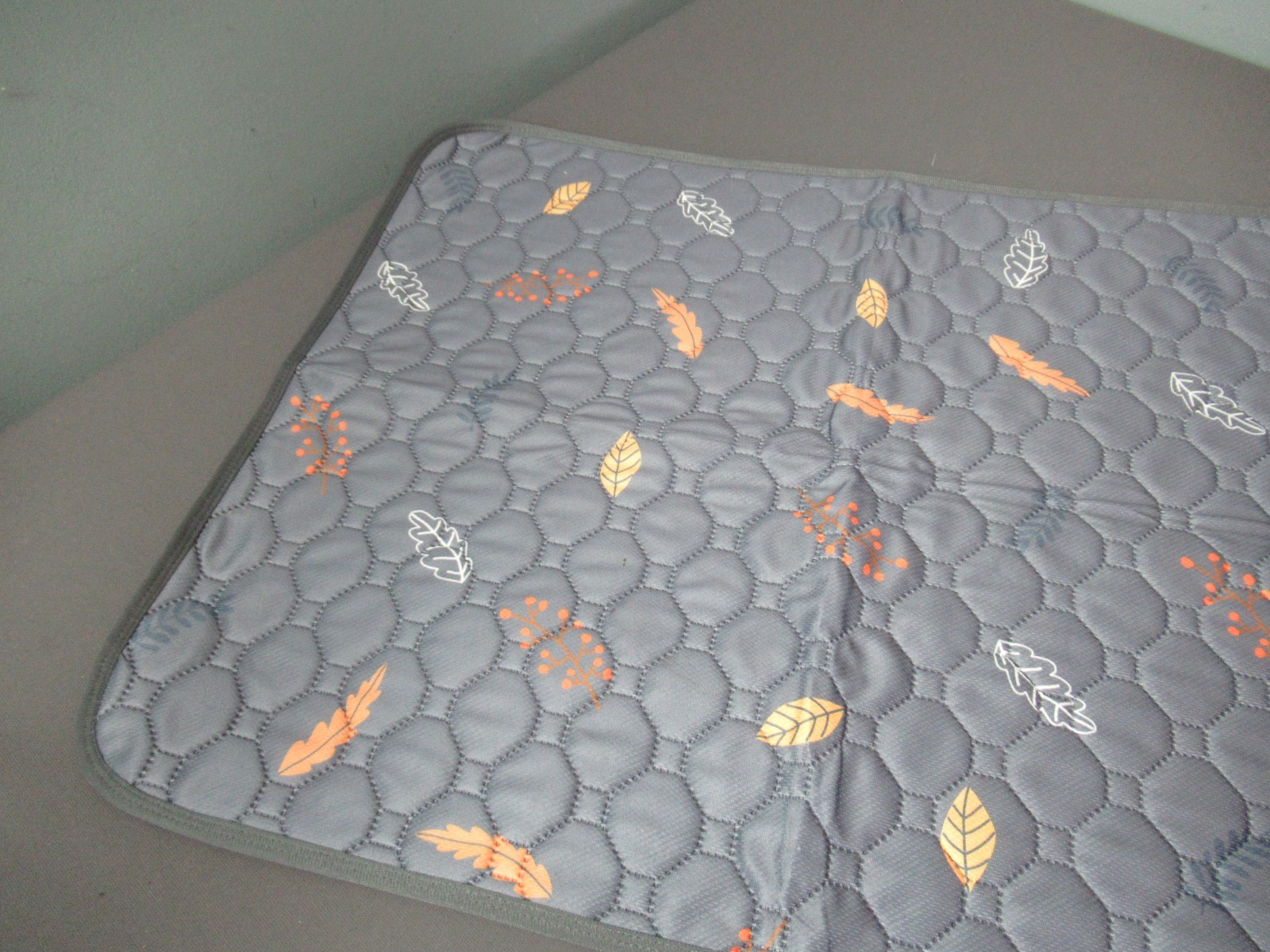 3 New Sunheir Washable Pee Pads – Grey Orange White – 18″ x 24″ – Poly – b6 ck