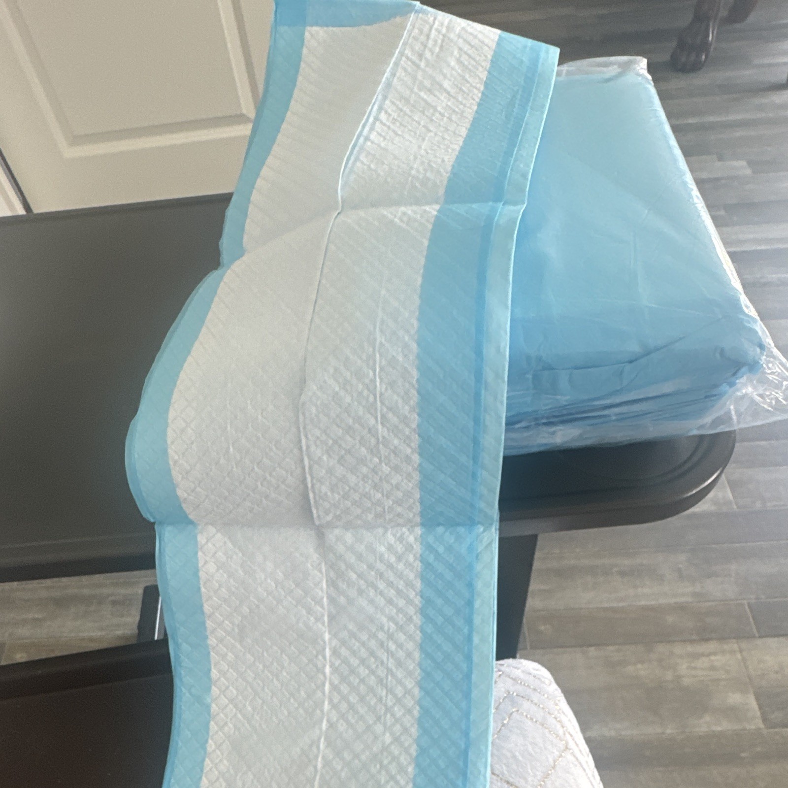 Pads,disposable for beds for elderly and can be used for animals potty trainning
